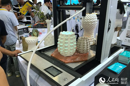 高新技術(shù)產(chǎn)品搶眼亮相廈洽會 博餅機器人引市民圍觀